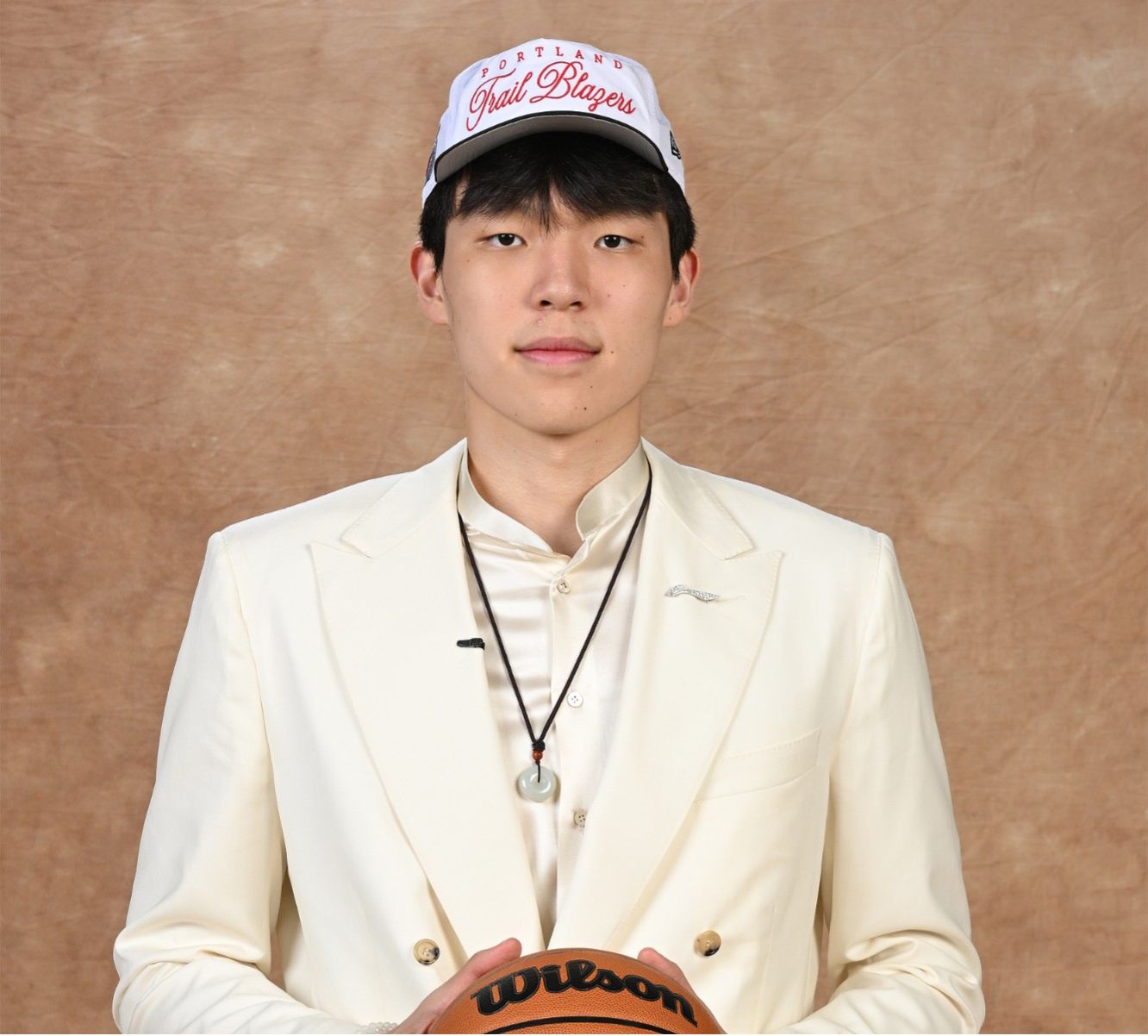 开拓者媒体点评杨瀚森首秀：传球、掩护和护筐水平高，是场上最具韧性的球员